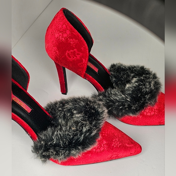 Coquette red velvet heels with gray faux fur - Picture 3 of 11